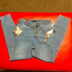 Skynny jeans with tail lift were beautiful for you